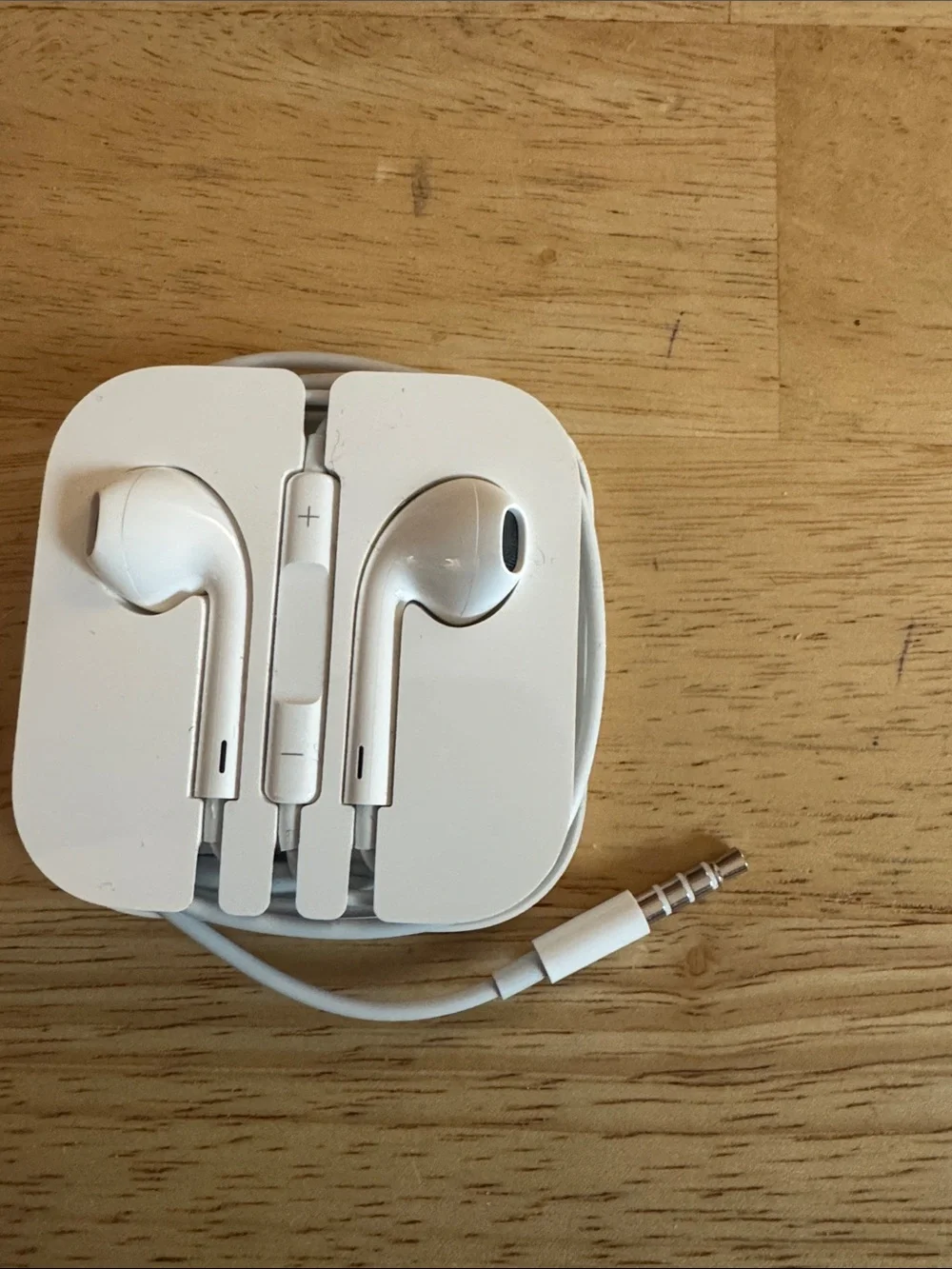 White Apple Wired Earbuds with Inline Remote